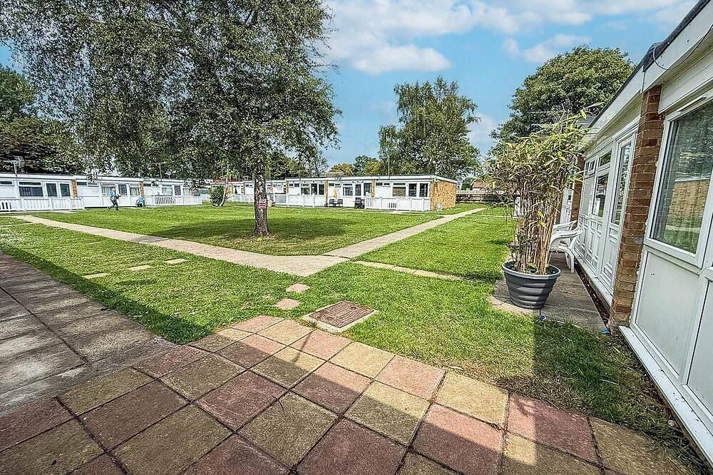 Superb chalet in nearby Hemsby Beach in Norfolk with free Wifi ref 00122Ba in Hemsby, Great Yarmouth