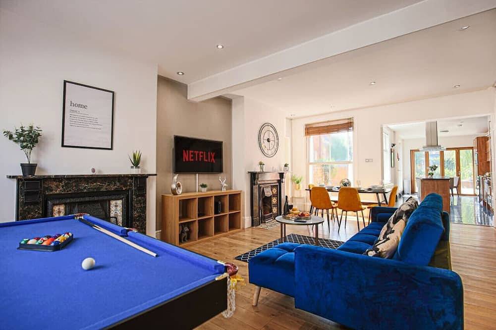 Spacious House • Central Location • Pool Table • Smart Tv • Free Parking in Northampton, Northamptonshire