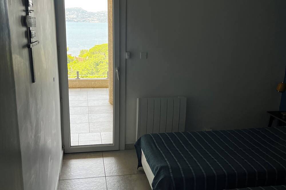Villa im Jahr 2017 renoviert, schöner Panorama-Meerblick, mit Jacuzzi in La Madrague, Hyeres