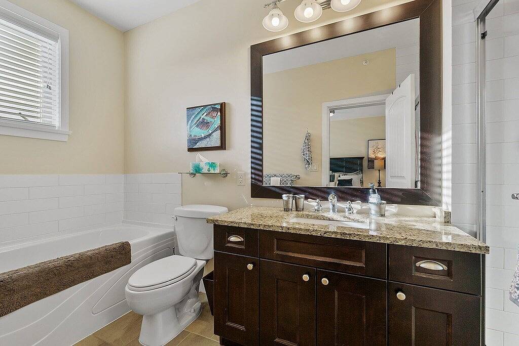 Ganze Wohnung, Okanagan Lake Beachfront Penthouse. 2 Bedrooms + den, 3 bath. Boatslip Option. in West Kelowna, Crystal Mountain