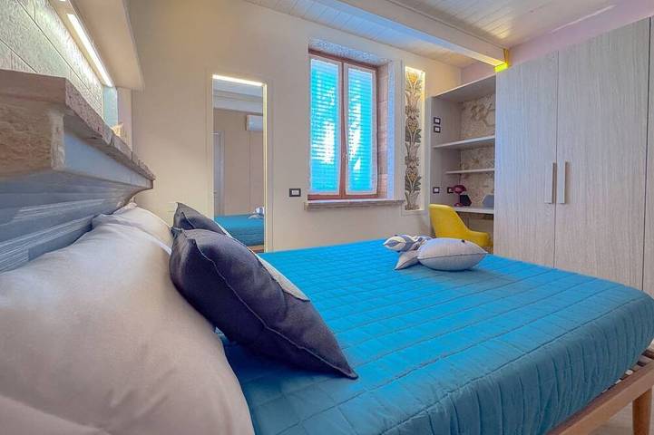 Ganze Wohnung, Il Cielo in Una Stanza ist eine stilvolle Erdgeschosswohnung in der Villa Antolina Apartments in San Benedetto del Tronto. Nur 5 Minuten vom Strand entfernt bietet sie 2 Doppelzimmer, ein großes Wohnzimmer mit Küche, Kamin und Bar, Wlan, Smart-Tvs in a in San Benedetto del Tronto, Riviera delle Palme