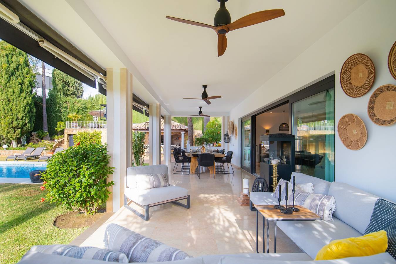 Villa 'Flores' with Sea View, Wi-Fi and Air Conditioning in Las Chapas, Marbella