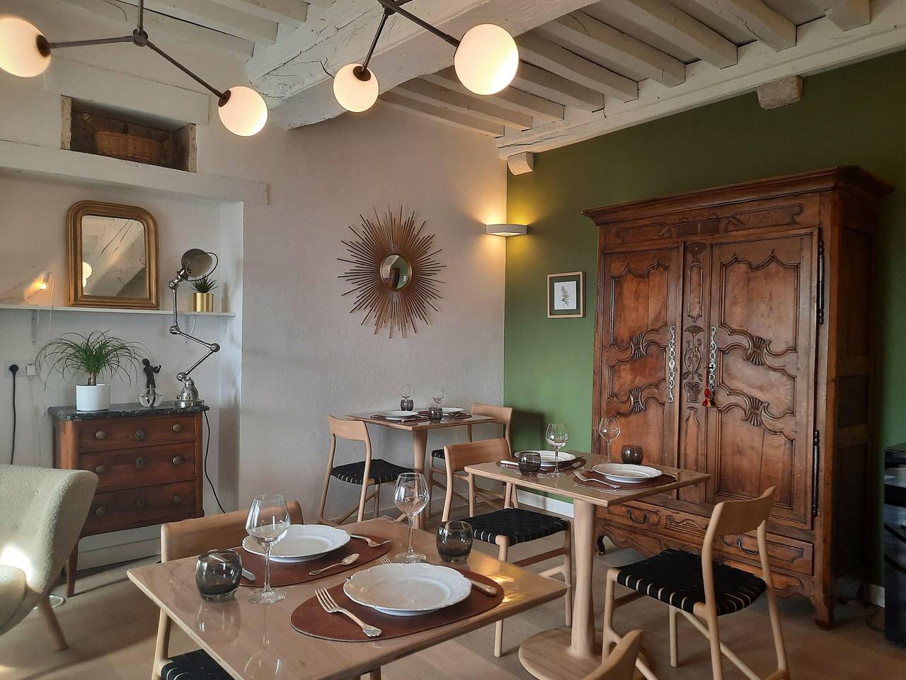 Modern rooms with pool, garden, and dining in Burgundy in Beaune region