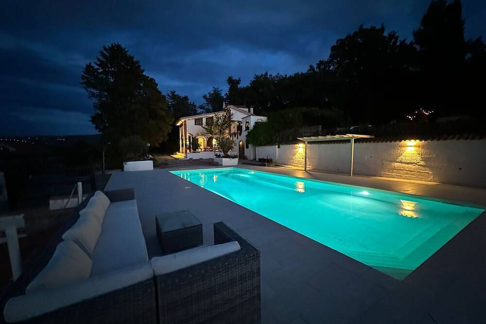 Villa Eddy sleeps 12 with magnificent pool 3 km from Castellabate in Perdifumo, Cilento Coast