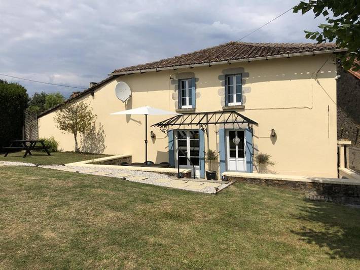 Location de vacances pour 7 personnes, avec Terrasse ainsi que Jardin et Piscine à Lesterps