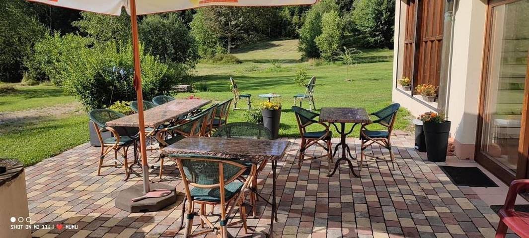 Location de vacances pour 2 personnes, avec piscine et jardin ainsi que terrasse et vue à Mélisey - 4