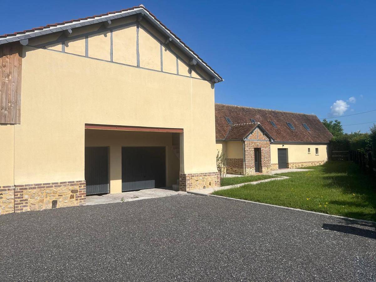 Two-Bedroom House in Saint-Germer-de-Fly, Oise