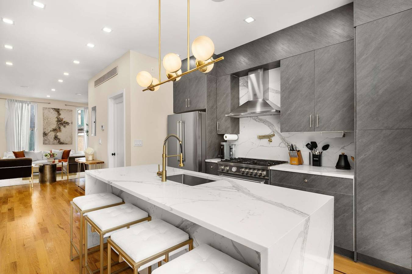 Entire apartment, Bushwick Townhouse   3Br Duplex with Attic and Backyard in Brooklyn, New York City