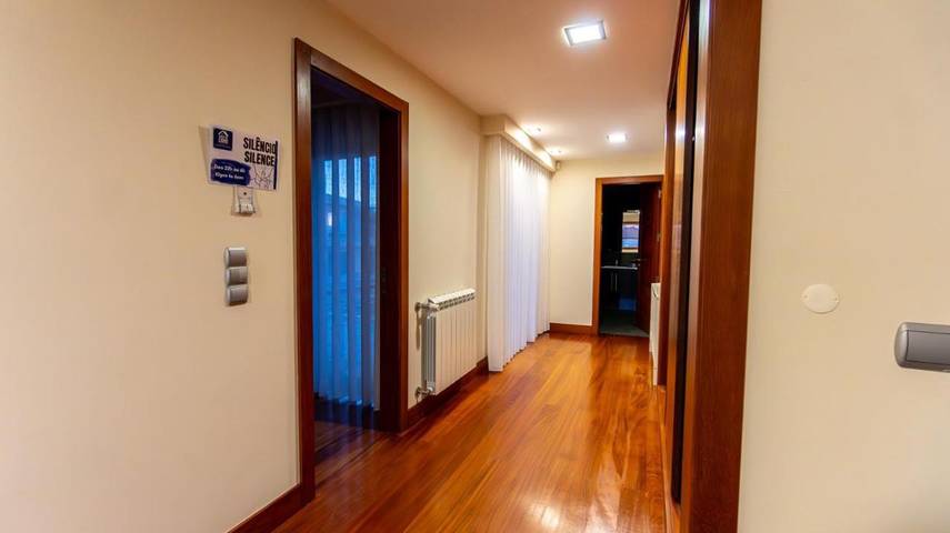 Gîte pour 2 personnes, avec terrasse et jardin ainsi que vue et piscine dans Belinho - 3