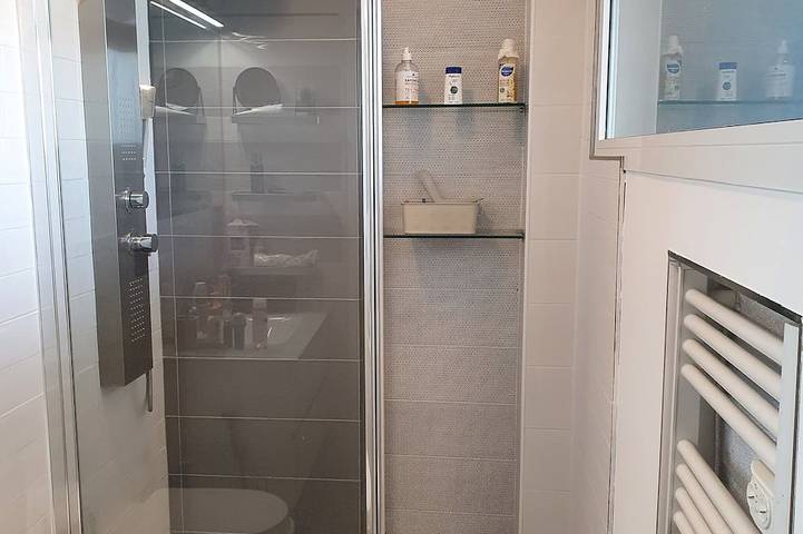 Appartement entier, Face mer tout confort avec clim , wifi , internet. situation exceptionnelle. in Juan-les-Pins, Antibes