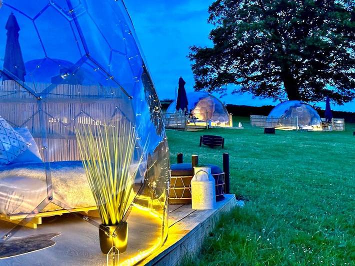 Camping tent for 4 people, with Hot tub and Terrace as well as Garden and Sauna in Lancashire
