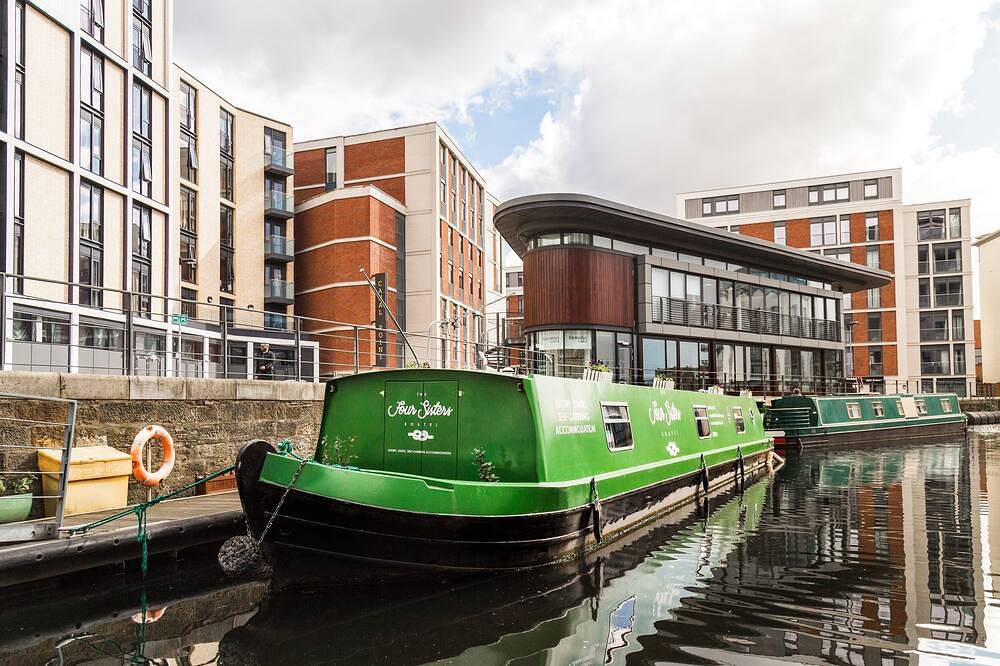 Luxury 4* Floating Houseboat in the heart of Edinburgh City Centre in Edinburgh, Edinburgh and Lothian