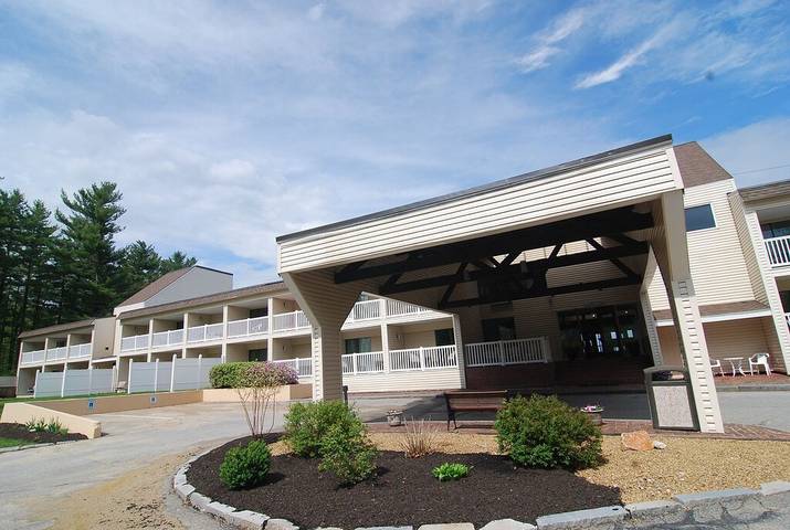 Vacation rental for 4 people, with hot tub and yard as well as pool in Lake Winnipesaukee