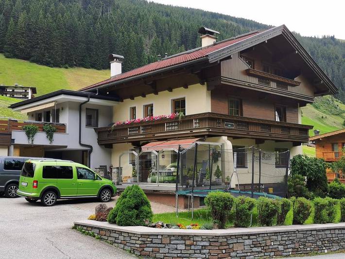 Ferienwohnung für 4 Personen, mit Terrasse und Garten in Lanersbach