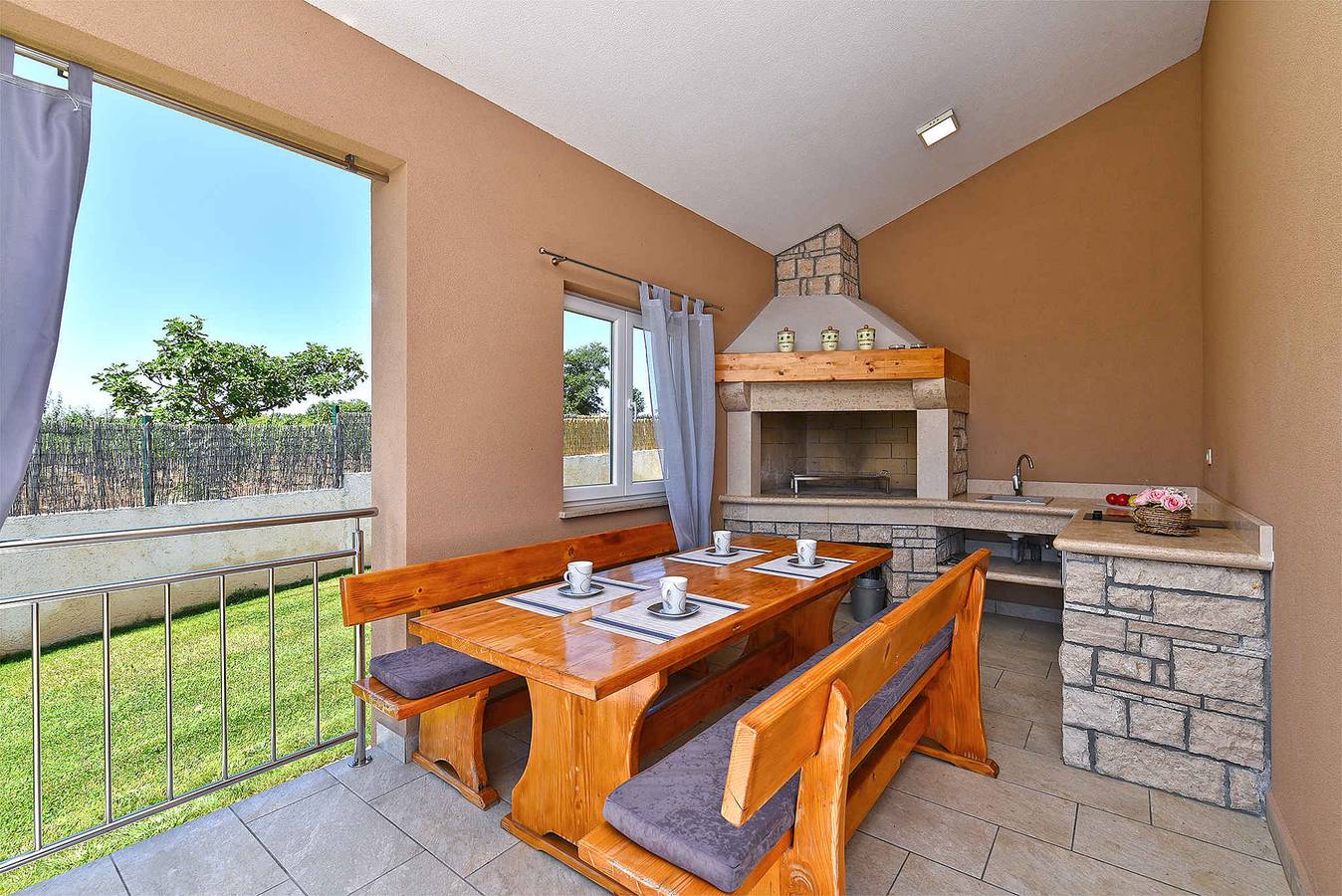 Casa vacacional con piscina y jardín cocina  in Divšići, Costa sur de Istria