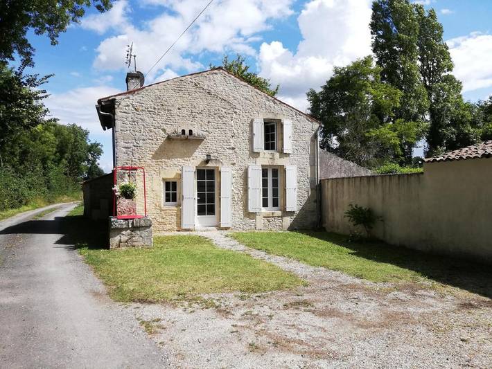 Gîte pour 2 personnes, avec terrasse et jardin à Matha