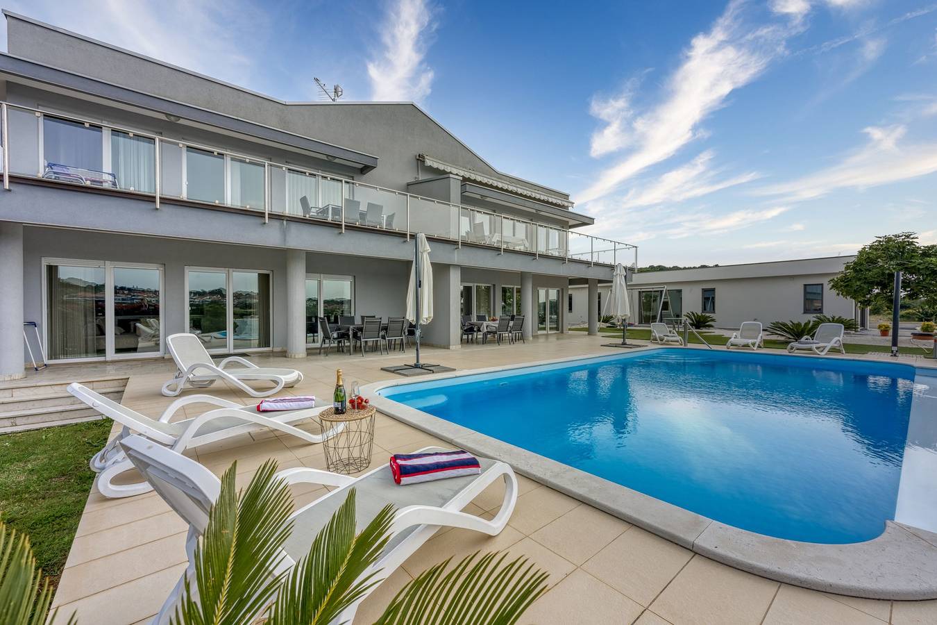 Ganze Wohnung, Elegant Panoramic Seaview Apartment 3 in Banjole, Südküste Istrien