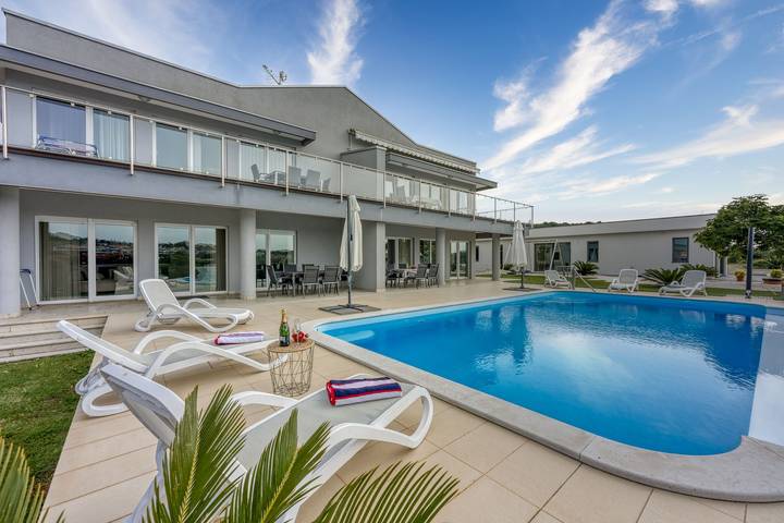 Ferienwohnung für 4 Personen, mit Balkon und Pool sowie Meerblick, kinderfreundlich - 1