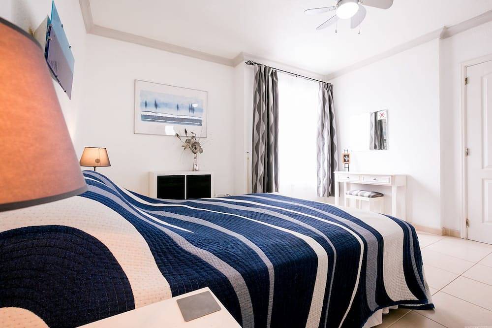 Entire apartment, Los Cristianos - Free Wifi- 2 bed 2 bathroom  Apt  Ground Floor Poolside in Los Cristianos, Arona