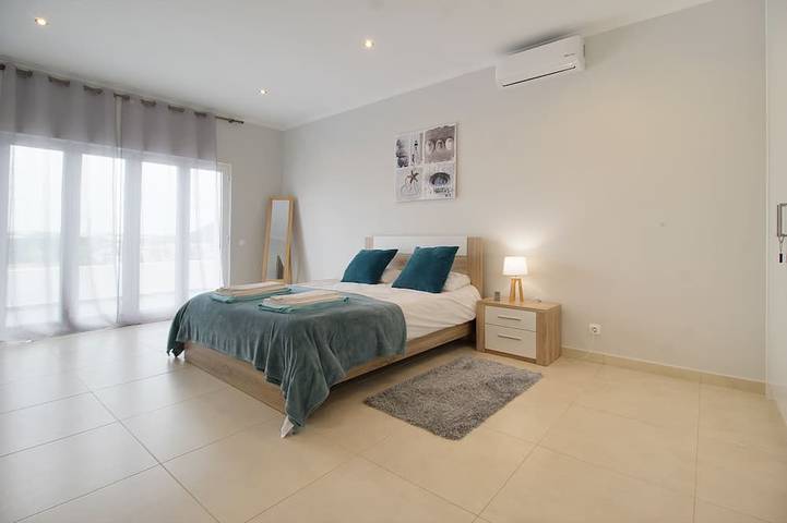 Luxury 5 Bedroom Villa with private pool Walking Distance to Old Town & Marina! in Albufeira e Olhos de Água, Faro Distrikt