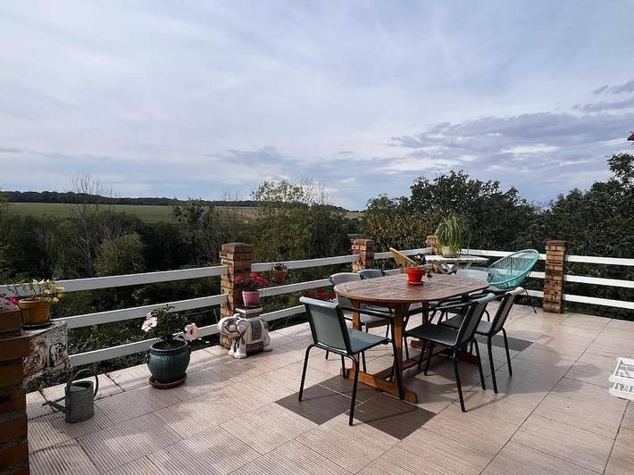 Gîte pour 6 personnes, avec piscine ainsi que terrasse et vue à Airion
