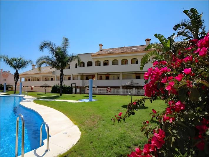 Apartamento para 8 personas, con balcón además de piscina para niños y jacuzzi en Arroyo de La Miel