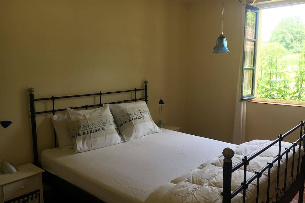 Spacious gîte in idyllic wooded setting by a stream with hammock & barbecue in Cronat, Charolles und Umgebung