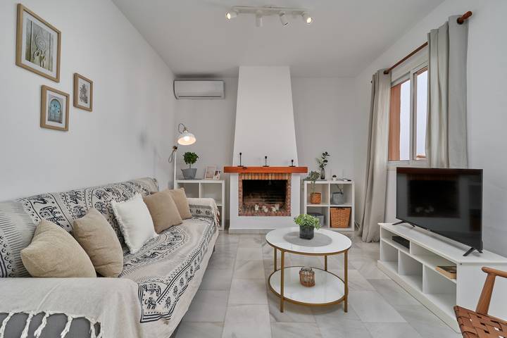 Appartement entier, Appartement de vacances "Nerja" avec vue sur la mer, piscine partagée et Wi-Fi in Playa de Burriana, Nerja