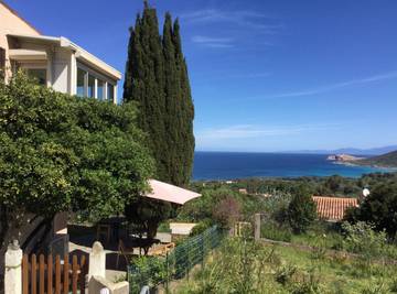 Gîte pour 4 personnes, avec terrasse et jardin, animaux acceptés en Corse