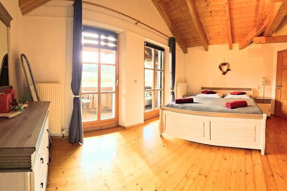 Ganze Wohnung, Großzügige Ferienwohnung (180 qm) mit Garten und Sauna in Oberviechtach, Naturpark Oberpfälzer Wald