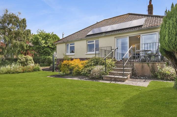 Bungalow for 5 people, with pool and garden in Somerset
