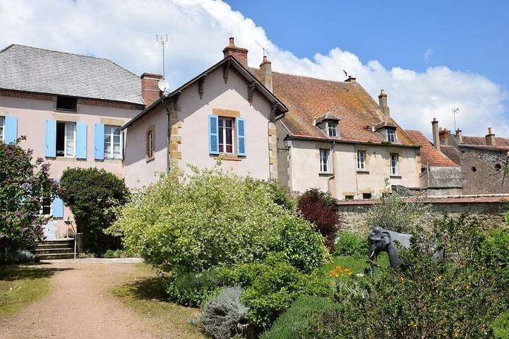 Location de vacances pour 5 personnes, avec terrasse et piscine à Souvigny