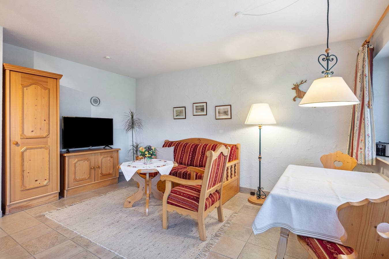 Apartamento entero, Apartamento vacacional 'Tipo B Piso 2' con vistas a la montaña, terraza comunitaria y Wi-Fi in Feldberg, Selva Negra (zona sur)