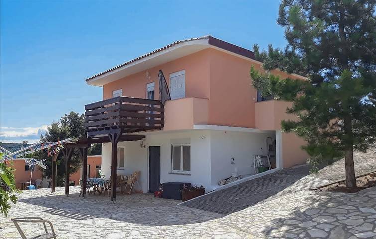 Ganze Ferienwohnung, Charmantes Apartment mit Terrasse, WLAN und Parkplatz – 1,5 km vom Strand entfernt in Marčana, Südküste Istrien
