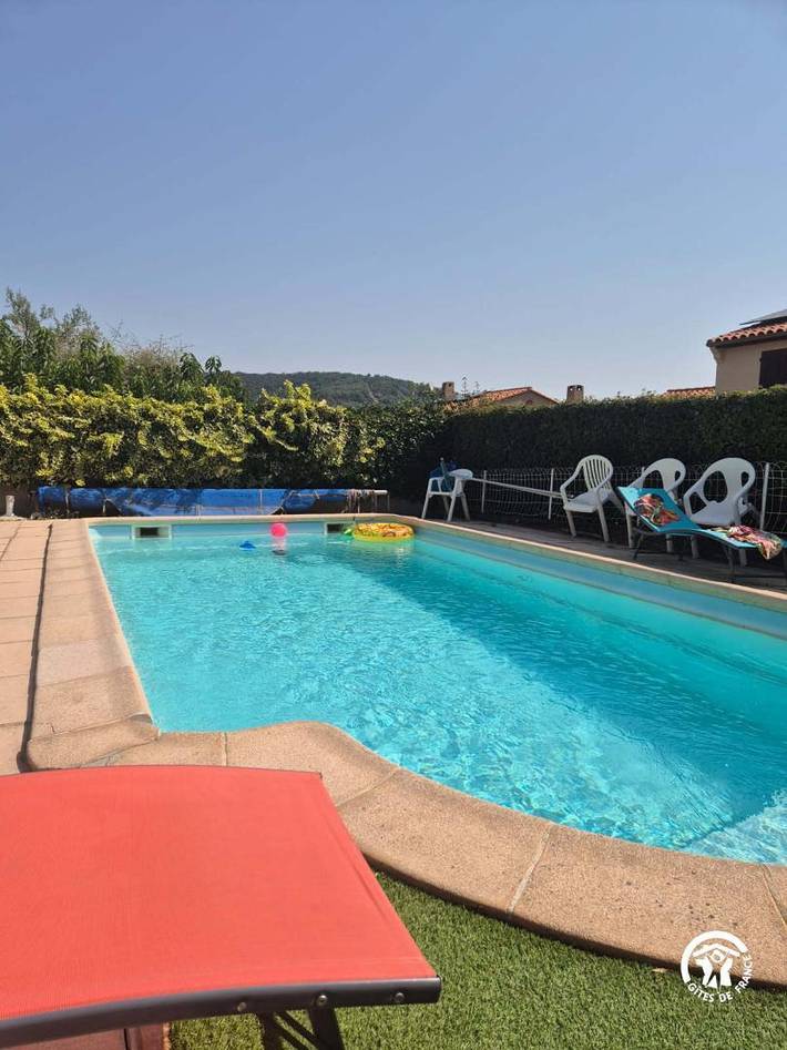 Gîte pour 4 personnes, avec jardin ainsi que piscine et terrasse à Reynès