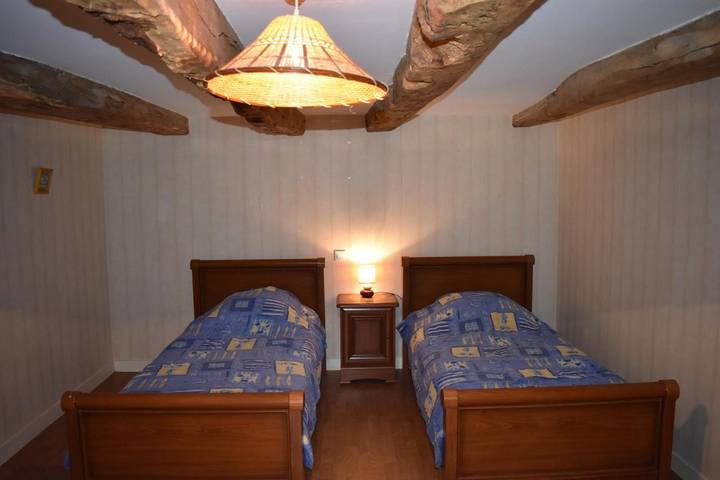 Location de vacances pour 23 personnes, avec Terrasse et Vue à La Celle-sous-Gouzon - 2
