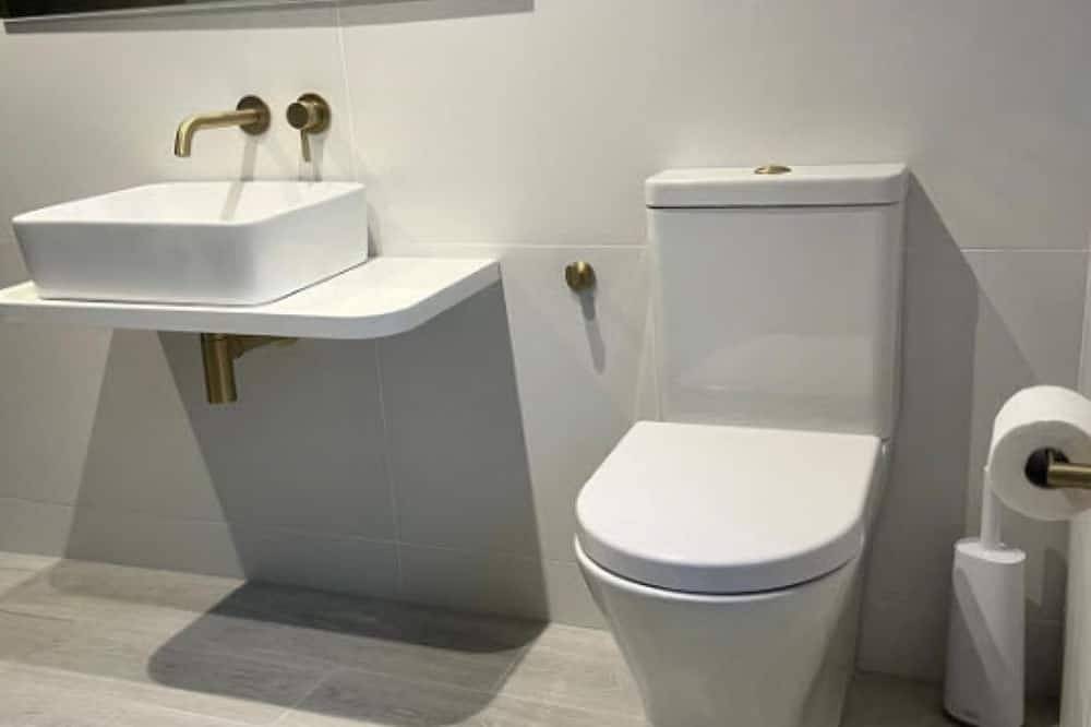 Heirloom Lodge, a cozy one-bedroom rental infused with luxurious touches. \n\n in Nenagh, Lough Derg