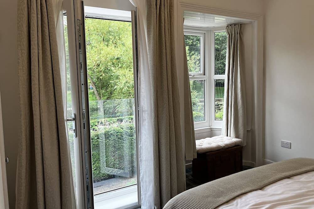 Riverside Cottage Morpeth town centre riverside location, off street car parking in Morpeth, Northumberland