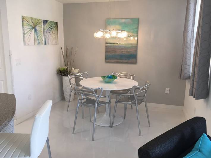 Vacation rental for 4 people, with pool and balcony as well as hot tub in Aventura FL