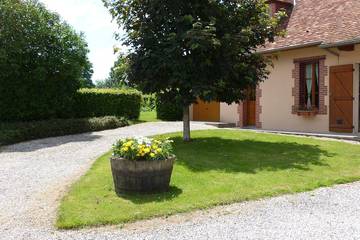 Gîte pour 4 personnes, avec piscine ainsi que terrasse et jardin dans le Cher