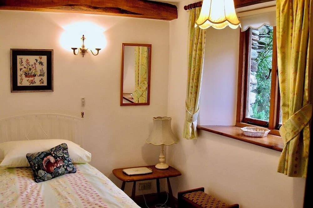 Mill Cottage, Hartsop, a cosy bijou hide-away surrounded by mountains in Glenridding, Lake District
