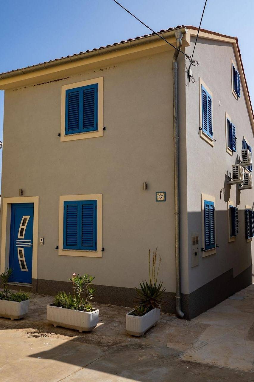 Ganze Wohnung, 2-Zimmer-Ferienwohnung mit Balkon und Meerblick Ilovik, Losinj A-25973-a in Kvarner Inseln