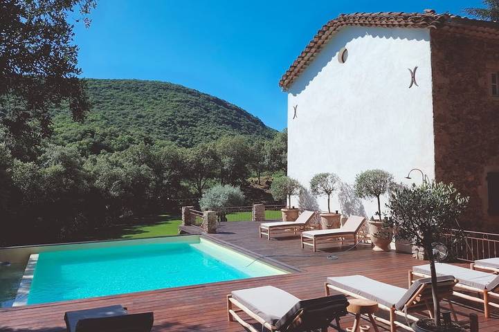 Gîte pour 10 personnes, avec Jardin à Thoiras