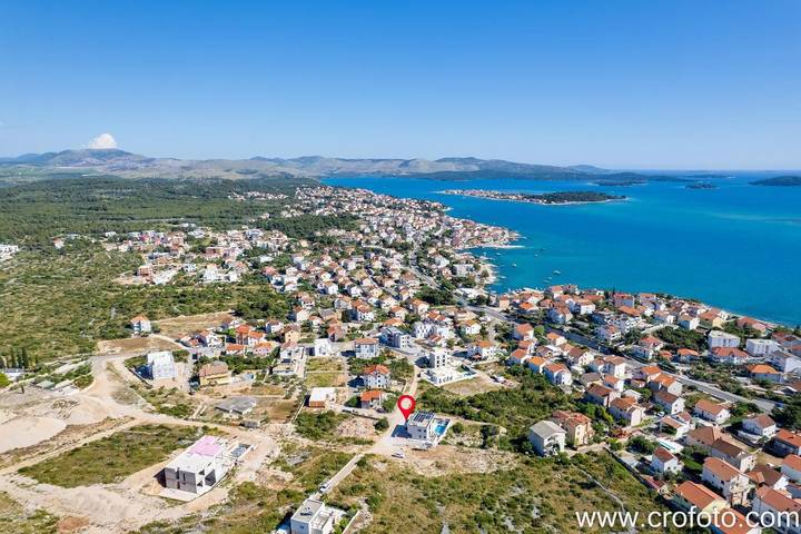 Villa pour 8 personnes, avec vue sur le lac et vue ainsi que piscine et jardin à Brodarica - 2