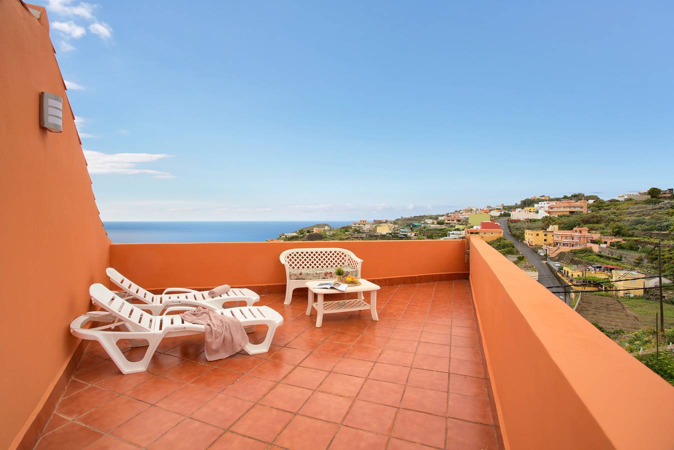 Vacation Home 'Tajinaste' with Sea View, Private Terrace and Wi-Fi in Santa Bárbara (Canary Island), Icod de los Vinos