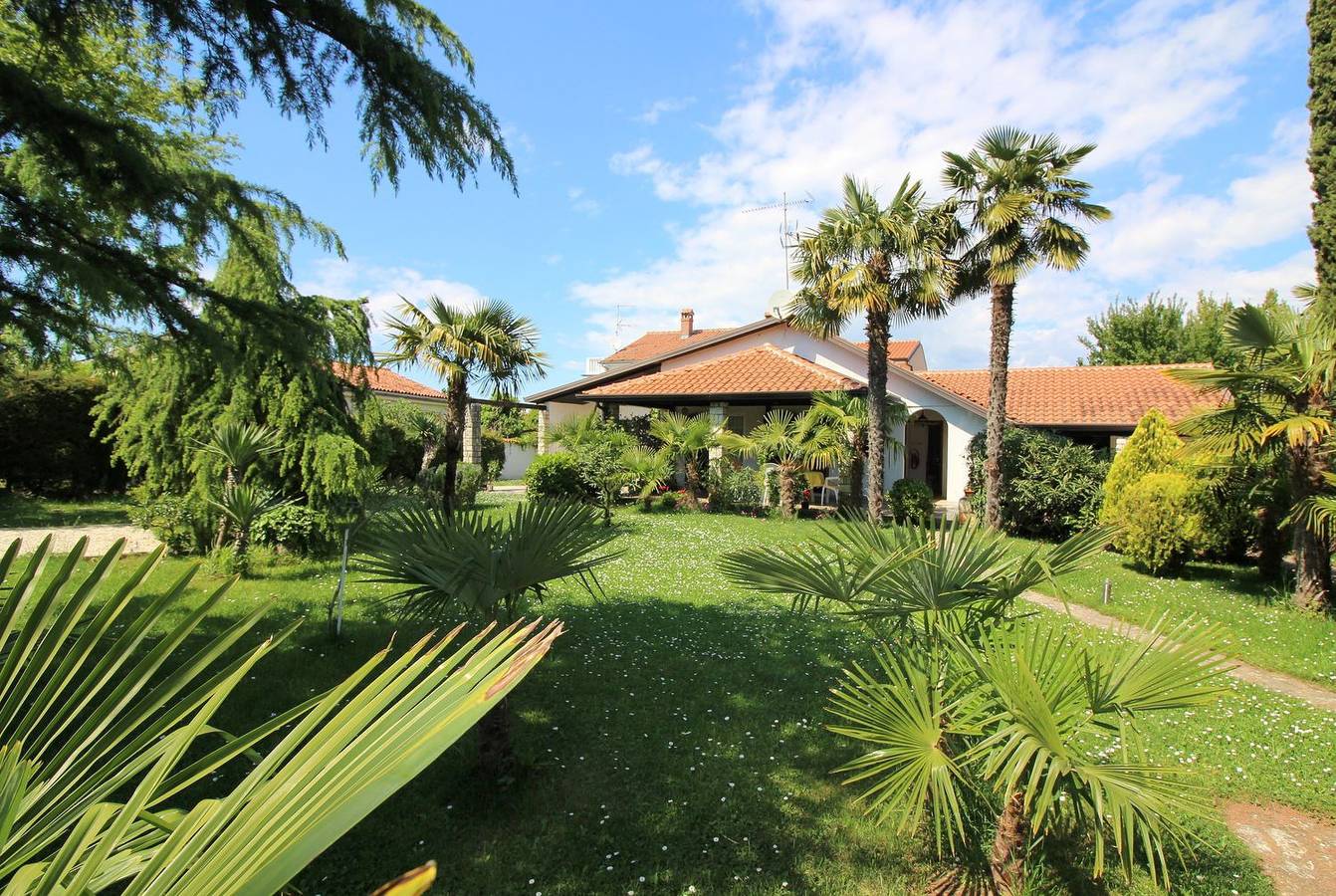 Hundefreundliches Ferienhaus mit mediterranem Garten und nur 650 Meter zum Strand in Mali Maj, Grad Poreč