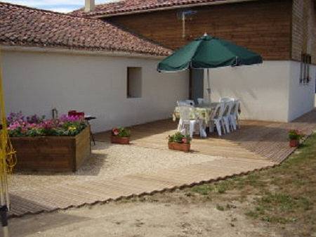Gîte pour 10 personnes, avec terrasse ainsi que piscine et jardin dans les Deux-Sèvres - 2