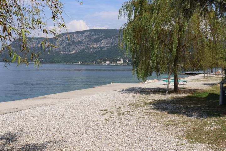 Ferienwohnung für 3 Personen, mit Balkon und Pool sowie Ausblick in Garda