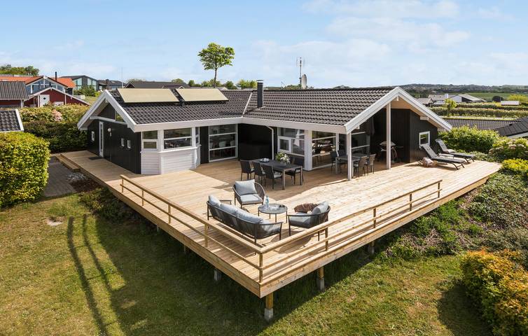 Ferieudlejning for 10 personer, med Jacuzzi og Terrasse såvel som Have og Sauna i Følle Strand