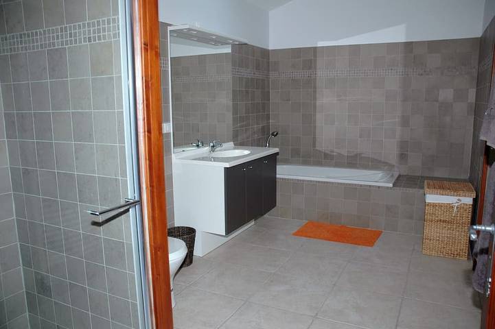 Gîte pour 10 personnes, avec terrasse ainsi que piscine et jardin à Aignan - 2